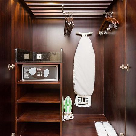 Radisson Blu Kójamputtúr Exteriér fotografie A hotel room wardrobe with a safe