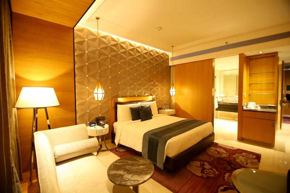 Radisson Blu Kójamputtúr Exteriér fotografie A suite at the Taj Mahal Palace, Mumbai