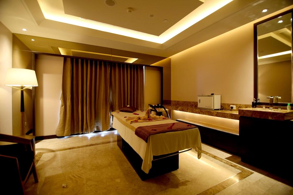 Radisson Blu Kójamputtúr Exteriér fotografie A spa treatment room