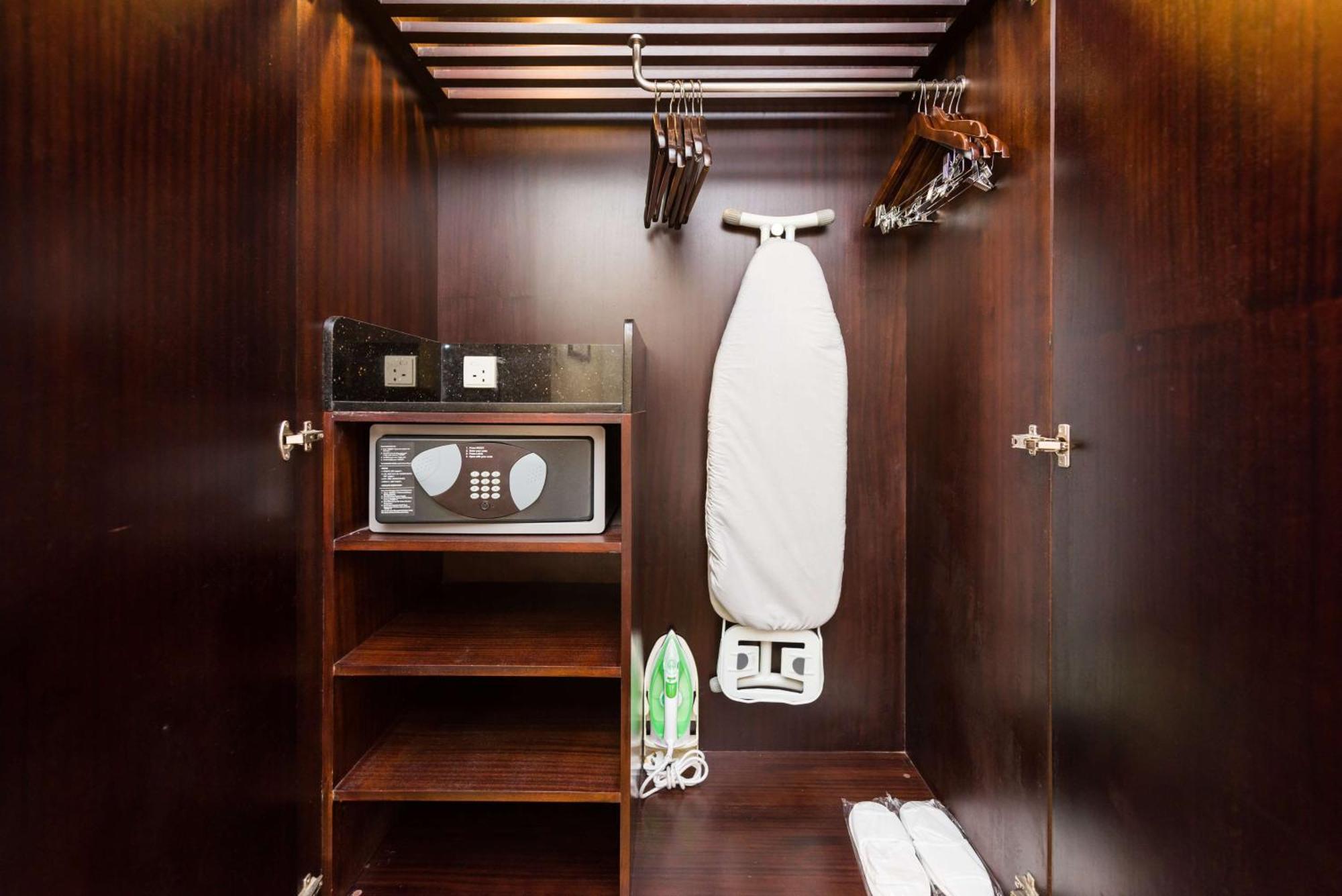 Radisson Blu Kójamputtúr Exteriér fotografie A hotel room wardrobe with a safe