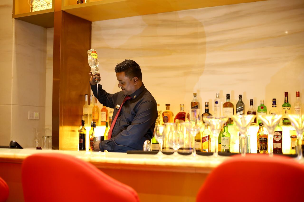 Radisson Blu Kójamputtúr Exteriér fotografie A bartender at work