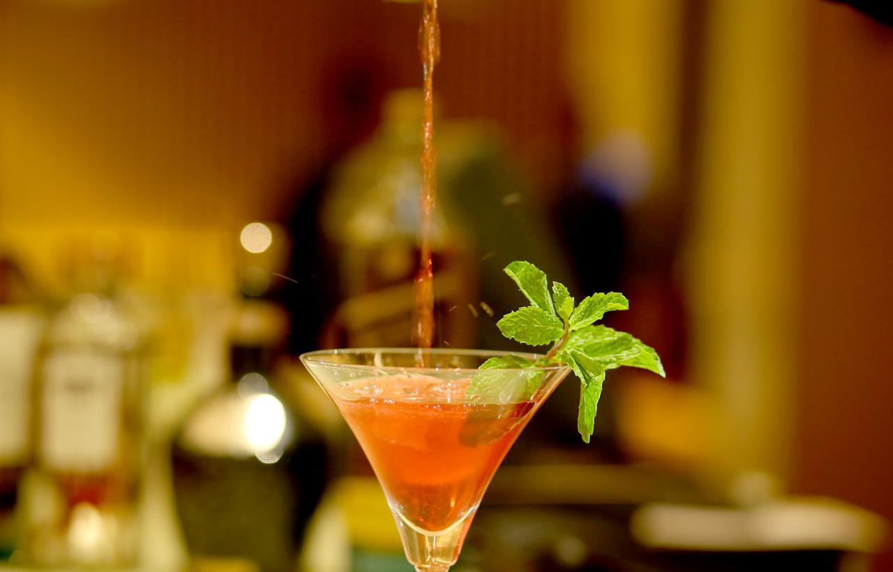 Radisson Blu Kójamputtúr Exteriér fotografie A cosmopolitan being poured
