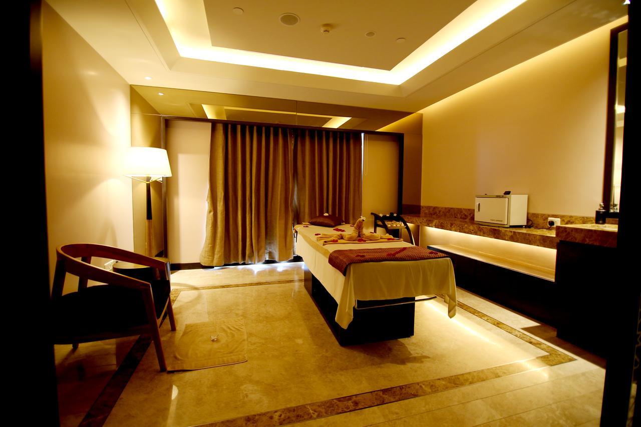 Radisson Blu Kójamputtúr Exteriér fotografie A treatment room at the spa