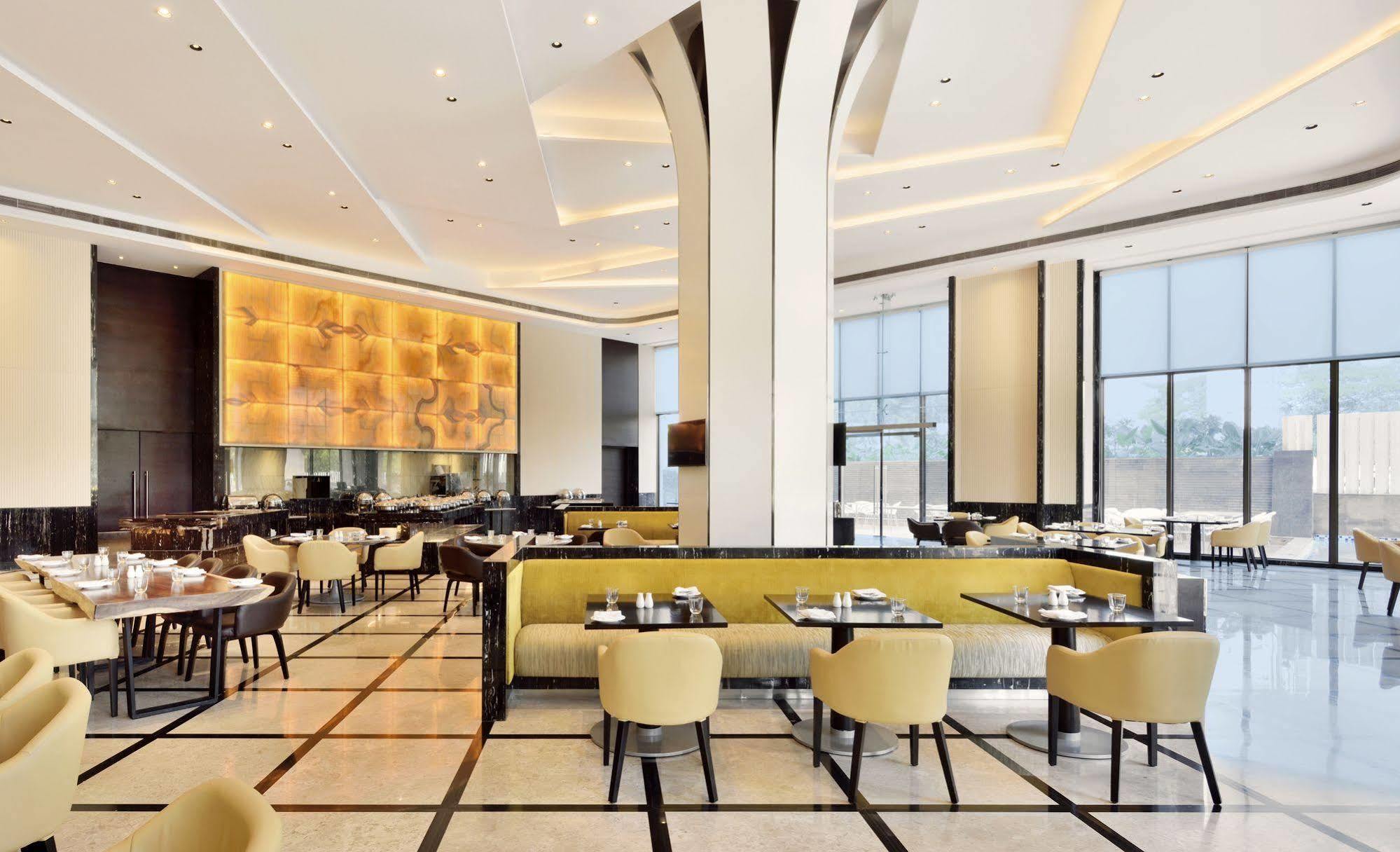Radisson Blu Kójamputtúr Exteriér fotografie The Park, Hyderabad